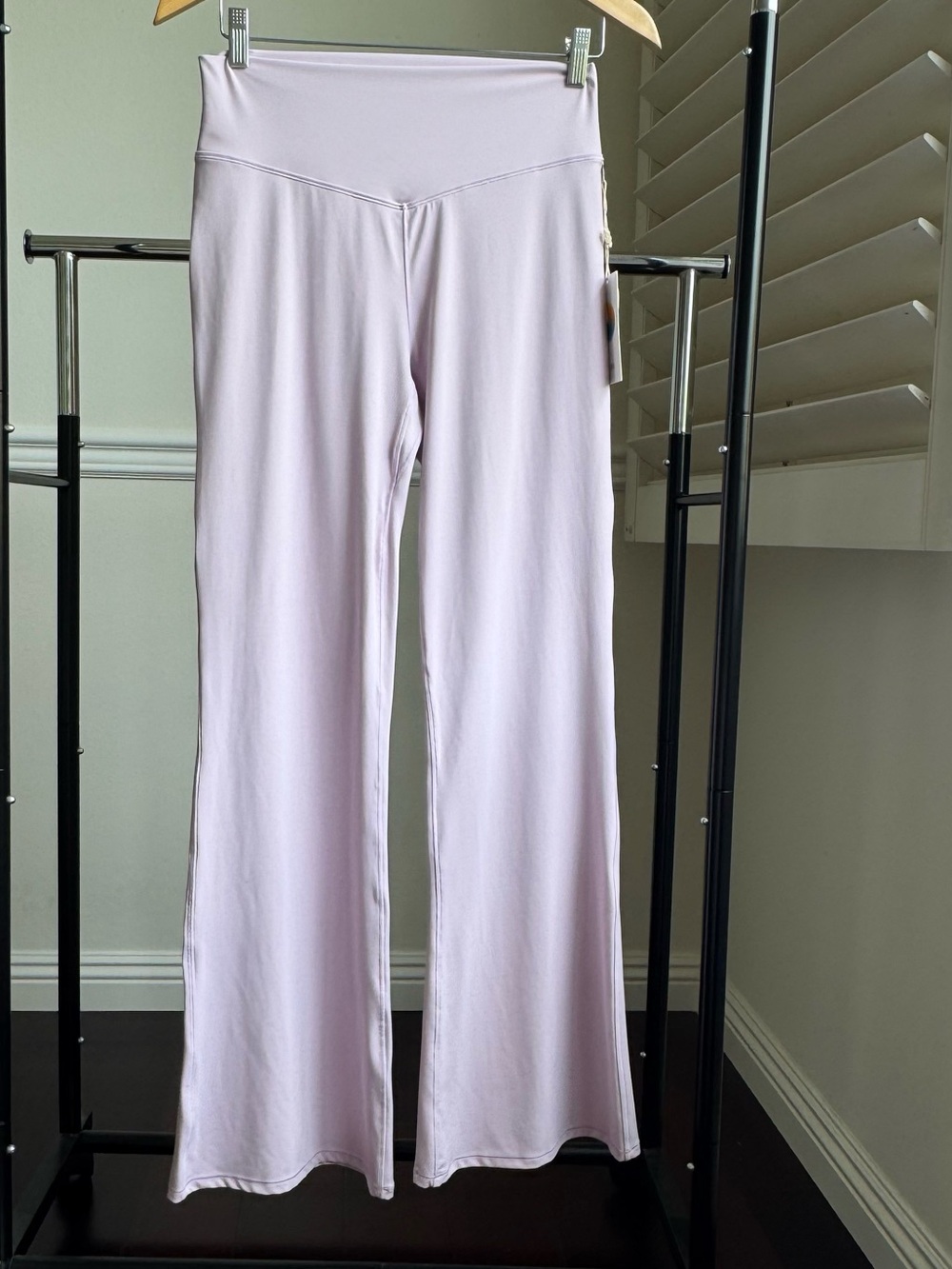 Vuori AllTheForm Flare High Waist legging Orchid Whisper Large NWT